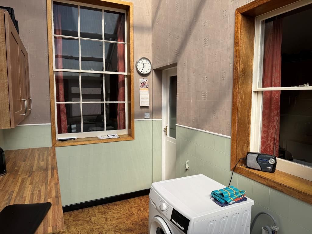 Lot: 92 - FREEHOLD FORMER SHOP WITH LIVING ACCOMMODATION BEHIND AND ABOVE - The Kitchen